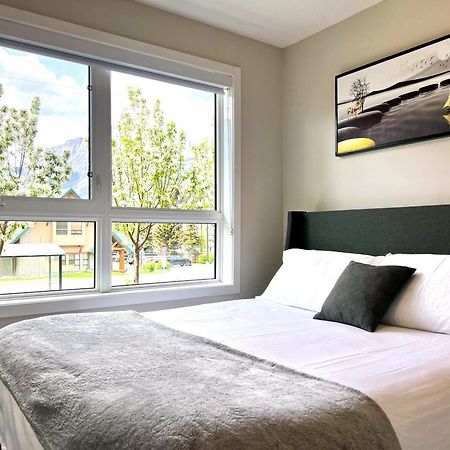 Brand New 2Br Condo With Outdoor Swimming Pool And Hot Tub Canmore Eksteriør bilde