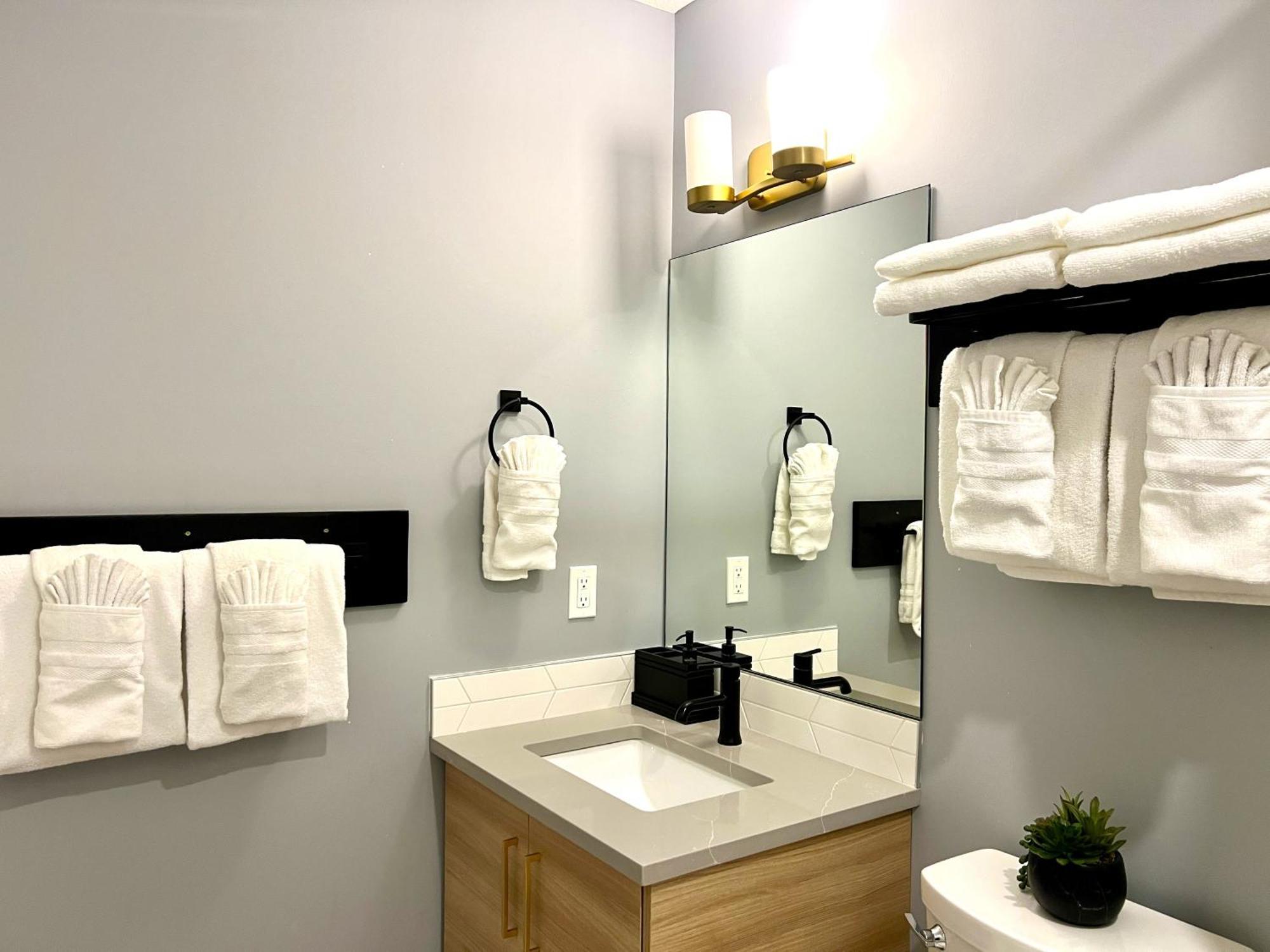Brand New 2Br Condo With Outdoor Swimming Pool And Hot Tub Canmore Eksteriør bilde