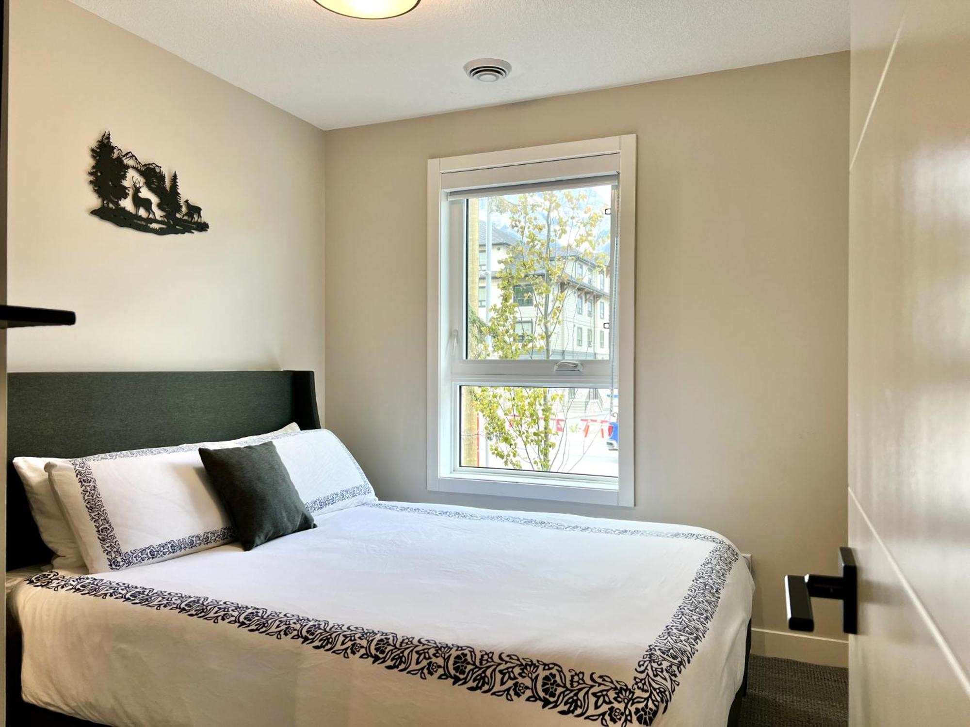 Brand New 2Br Condo With Outdoor Swimming Pool And Hot Tub Canmore Eksteriør bilde