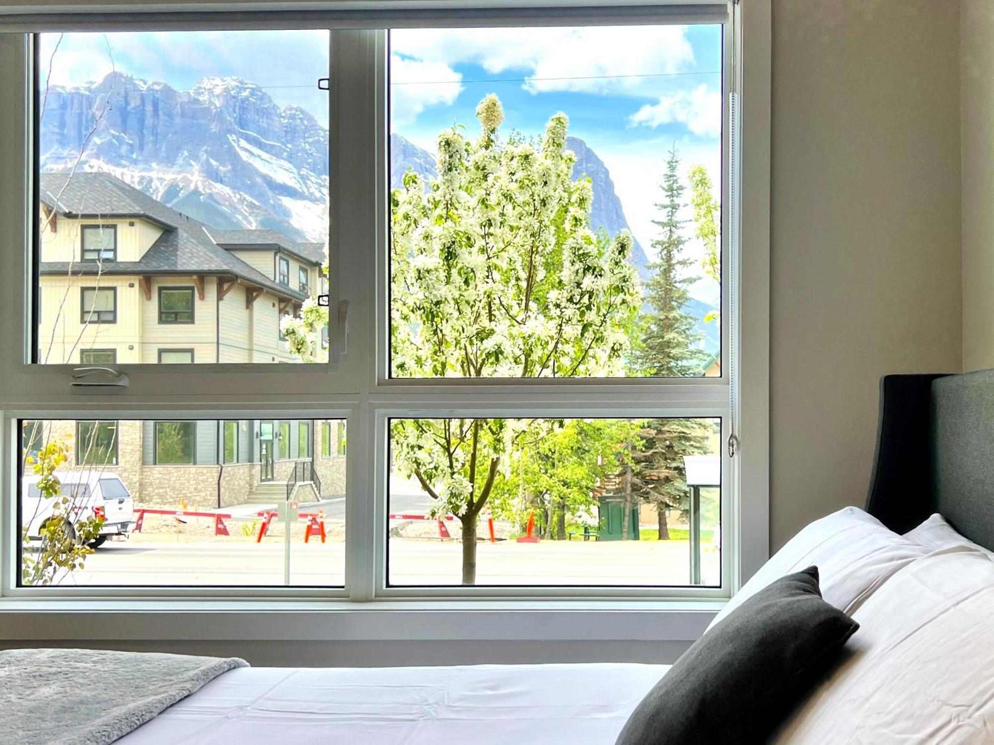 Brand New 2Br Condo With Outdoor Swimming Pool And Hot Tub Canmore Eksteriør bilde